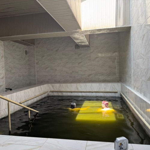 Statiunea Nicolina din Iași, un punct de referință în turismul balnear românesc, continuă să atragă mulți pacienți din țară și din străinătate datorită resursei naturale unice pe care o deține. Potrivit citează ziaruldeiasi.ro, apa minerala sulfuroasă cu o concentrație înaltă de hidrogen sulfurat (331 mg/l) este folosită pentru tratarea unor afecțiuni reumatice, respiratorii, ginecologice și post-traumatice. Deși în țară există mai multe stațiuni balneare, numai la Iași se beneficiază de această resursă, ceea ce explică interesul crescut pentru această unitate.