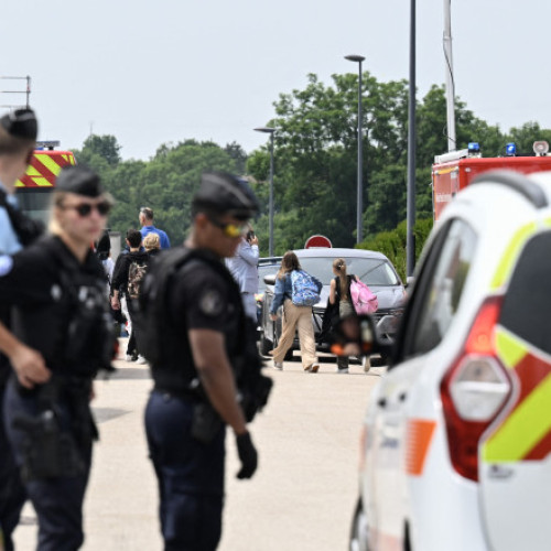 O supraveghetoare în vârstă de 31 de ani a fost ucisă cu un cuțit în timpul unui control de rucsacuri, marți dimineața, în fața unui colegiu din Nogent, în nord-vestul Franței. Incidentul a avut loc în timp ce aceasta verifica un rucsac, iar agresorul, un elev de 14 ani, a lovit-o de mai multe ori, cauzându-i răniri mortale. Băiatul a fost rapid reținut de autorități și plasați în arest preventiv la sediul Jandarmeriei din Nogent.