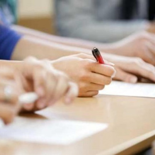 Examenul de bacalaureat în județul Brașov, organizat în 12 centre de examinare, va începe marți, 10 iunie. Dintre acestea, 10 sunt situate în municipiul Brașov, iar două în Făgăraș. În prima zi, aproximativ 2.751 de elevi vor susține proba scrisă. Potrivit sursei newsbv.ro, elevii trebuie să ajungă în centre între orele 7:30 și 8:30, iar accesul în sală se face doar cu act de identitate, cum ar fi buletin sau pașaport. La intrare, trebuie să prezentе și instrumente de scris, o sticlă de apă și, eventual, un penar transparent.