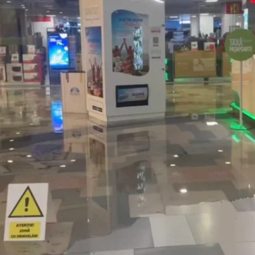 Incendiu la mallul Plaza Romania: Tavanul s-a desprins și a provocat inundații