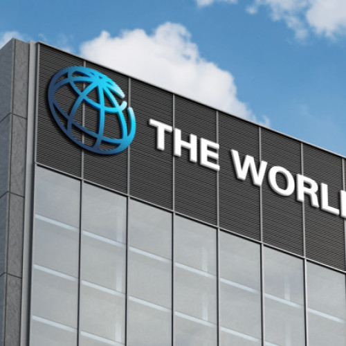 economia româniească va crește cu 1,3% în acest an, potrivit celui mai recent raport „Perspectivele economice globale” publicat de Banca Mondială. Acest nivel este mai mic față de estimarea inițială de 2,1% făcută în luna ianuarie. De asemenea, prognozele pentru 2026 indică o creștere a PIB-ului României de 1,9%, comparativ cu cele 2,6% anticipate anterior, notează digi24.ro. Pentru anul 2027, se estimează o reluare a creșterii, până la 2,5%.