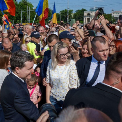 Nicusor Dan, aflat în prima sa vizită oficială în Republica Moldova, a fost întâmpinat cu entuziasm în capitala Chisinau. Oamenii au venit în număr mare pentru a-l vedea și a face poze cu el, scandând numele inițiatorului. Potrivit digi24.ro, președintele a primit un sprijin major la alegerile din mai, peste 80% dintre cetățenii moldoveni cu cetățenie română votând pentru el în turul al doilea.