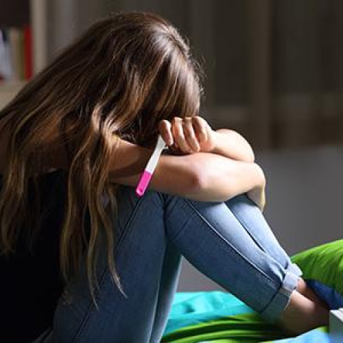 Un caz grav de abuz sexual în familie, petrecut recent în București, readuce în atenție problema delicată a violenței asupra minorilor. Un bărbat de 39 de ani a fost arestat preventiv pentru 30 de zile, fiind acuzat de agresiuni sexuale asupra propriilor fiice, în vârstă de 15 și 16 ani. Potrivit Poliției Capitalei, acest incident a fost descoperit după o sesizare făcută de soția suspectului, mama victimelor, pe 6 iunie 2025.