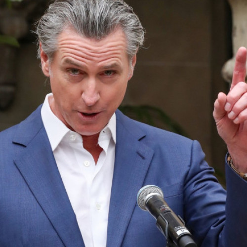 Statul California cere instanței să blocheze trimiterea de militari la Los Angeles