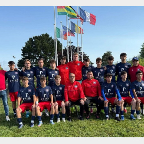 Echipa de juniori a clubului FC Bihor s-a clasat pe locul șase la turneul internațional U17 din Franța, desfășurat la Reze. Tinerii fotbaliști, născuți între 2008 și 2010, au avut o evoluție foarte bună, reușind două victorii, două egaluri și două înfrângeri, potrivit crisana.ro.