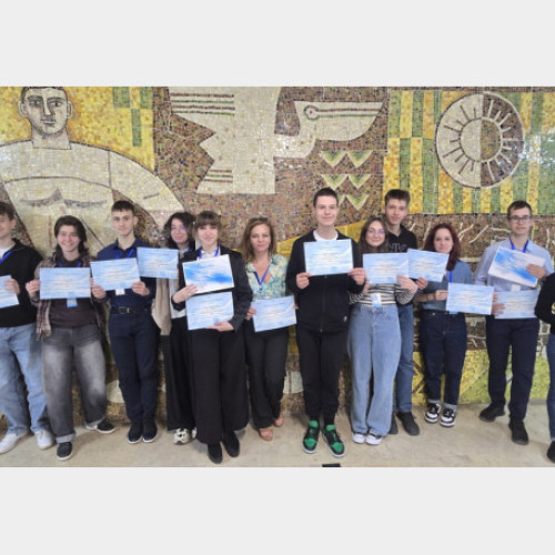 Sebastian Pataki, un elev de 14 ani din Oradea, reușește să spargă tiparele în condițiile în care majoritatea colegilor săi de clasa a VIII-a se concentrează pe materiile principale. Potrivit crisana.ro, Sebastian a obținut locul al doilea la Olimpiada națională de limba germană și s-a clasat în primii zece la limba engleză, rezultate obținute din pasiune și disciplină, nu din presiune sau obligație.