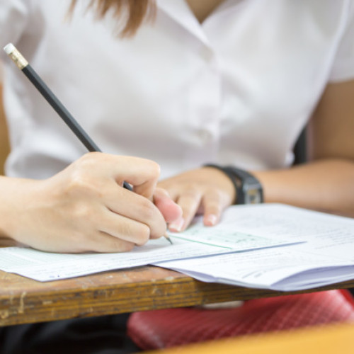 Continuă examenul național de bacalaureat cu proba scrisă obligatorie a profilului