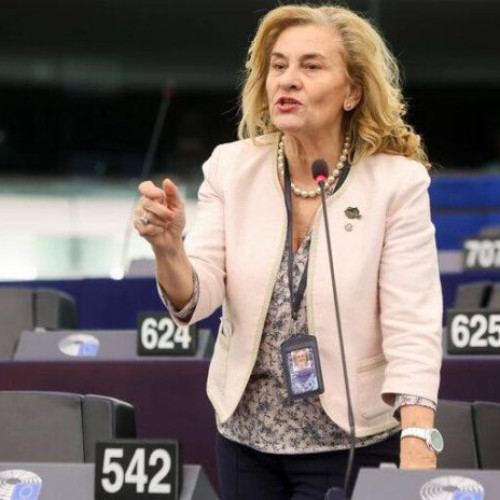 Maria Grapini, europarlamentar PSD, este acuzată de către publicația Brussels Watch că ar fi implicată într-un trafic de influență în favoarea Emiratelor Arabe Unite (EAU). Conform anchetei, aceasta promovează în mod subtil interesele EAU în Parlamentul European, activități considerate de mulți critici ca fiind similare cu cele ale unui agent străin. Brussels Watch o acuză pe Grapini că, prin pozițiile sale importante, exercită o influență semnificativă în dezbaterile europene, fiind o aliată valoroasă pentru orice operatiune de lobby care are ca scop schimbarea tendințelor politice în UE.
În cadrul unor analize, publicația notează că posesiunile sale de poziție, precum vicepreședinte al Comisiei pentru piața internă și protecția consumatorilor și membru al Comisiei pentru libertăți civile, justiție și afaceri interne, precum și al Delegatiei la Adunarea Parlamentară Euronest, îi oferă o influență considerabilă în deciziile europene. Potrivit raportului, aceste roluri îi conferă o formă de protecție și o posibilitate de a direcționa discursurile și inițiativele politice spre interesele EAU, despre care Brussels Watch susține că încearcă să influențeze tendințele politice din Uniunea Europeană.