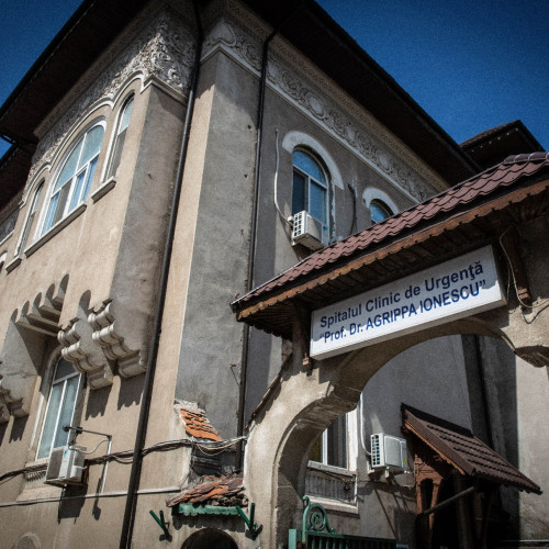 Ion Iliescu, internat în secția de terapie intensivă