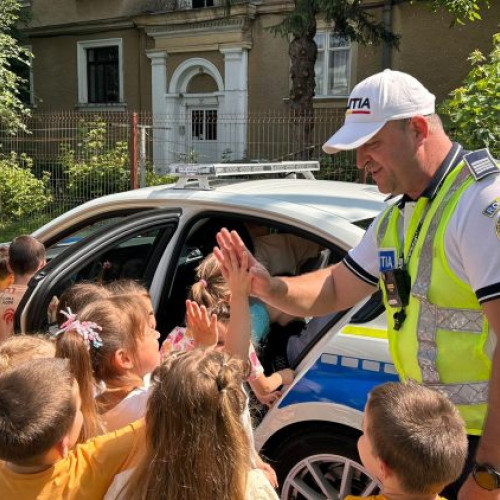 dovah, câinele de serviciu al poliției din baia mare, a participat recent la o activitate specială alături de polițiștii din cadrul biroului rutier. Potrivit cronicii, patrula printre copiii de la grădinița cu program prelungit nr. 9 din oraș, unde a avut misiunea de a învăța micuții regulile de circulație într-un mod distractiv. După ce partea teoretică a fost explicată și însușită de copii, aceștia s-au bucurat să poată să o mângâie pe Dovah și să urce în autospecialele de poliție, conform unei notează de e-maramures.ro.