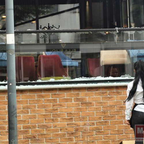 Panică la un restaurant de pe pietonalul Unirii după prăbușirea unui perete de sticlă