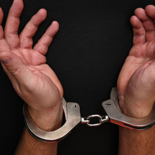 Tribunalul Buzău a dispus arestarea unui bărbat pentru tentativă de omor calificat și distrugere, în urma unor fapte grave. Anchetatorii susțin că, pe 13 octombrie 2024, bărbatul, din comuna Grebanu, ar fi turnat o substanță toxică în ciorba socrului său, destinată consumului, cu intenția de a-l omorî. Potrivit comunicatului de presă al parchetului, substanța folosită, T61, care se folosește la eutanasie și este mortală pentru om în caz de înghițire, ar fi fost adăugată direct în castronul cu ciorbă și în oală, dar victima a simțit prezența unei substanțe străine înainte de a o consuma.