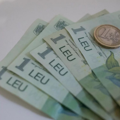 Leul românesc a avut evoluții fluctuante în ultimele săptămâni, în contextul unor schimbări politice și economice. Potrivit publicației viata-libera.ro, după alegerile prezidențiale din luna trecută, care au adus în fruntea țării un candidat antisistem și proeuropean, piața valutară a înregistrat o depreciere a leului până la 5,0991 lei/euro. Totuși, dorința românilor de a menține parcursul european al țării a avut un efect calmant asupra pieței financiare, iar leul a recuperat o parte din terenul pierdut.
