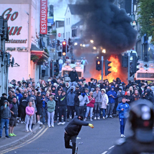 Violente în Irlanda de Nord după incident cu români, poliție folosește tun cu apă