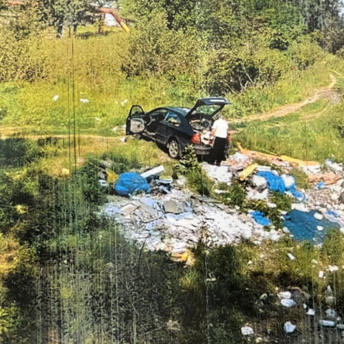 Un bărbat surprins de camerele de supraveghere aruncând gunoi în spațiul public la Razvad