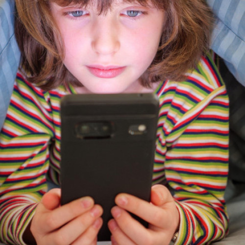 Comisia Europeană nu susține interzicerea accesului minorilor sub 15 ani la rețelele sociale