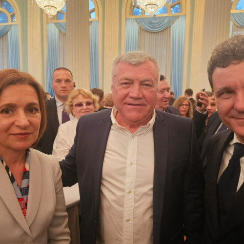 Nicolae Davitoiu se fotografiază alături de Nicușor Dan și Maia Sandu în timpul vizitei la Chișinău