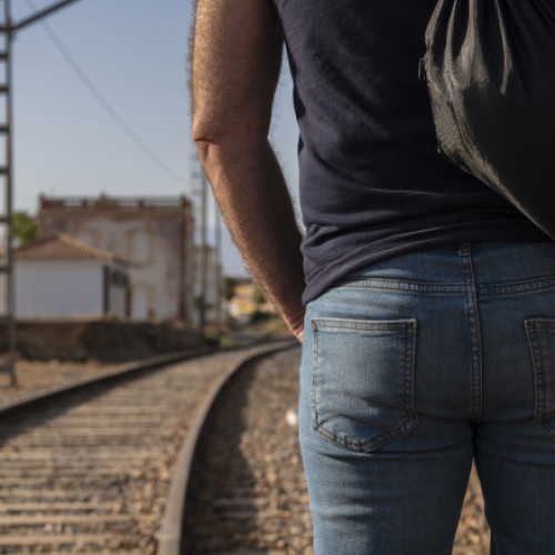 cheia pericolului: oamenii care traversează ilegal calea ferată în România