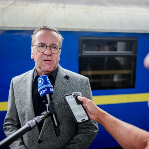 Boris Pistorius, ministrul german al apărării, a ajuns joi dimineața la Kiev, confirmă un purtător de cuvânt al ministerului. Vizita survine în contextul unui val intens de bombardamente rusești asupra Ucrainei, pe fondul impasului din negocierile de pace dintre Kiev și Moscova. Purtătorul de cuvânt nu a oferit detalii despre programul ministrului, relatează AFP, citată de Agerpres.