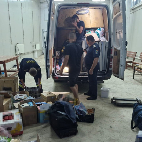 Microbuz cu țigarete și alcool confiscat la frontieră în Stanca