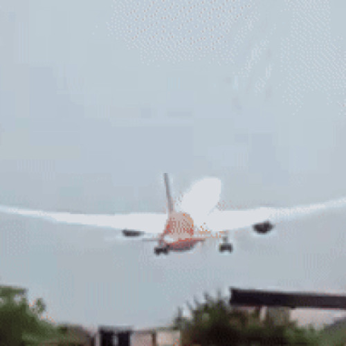 Accident tragic al unui avion Air India după decolare