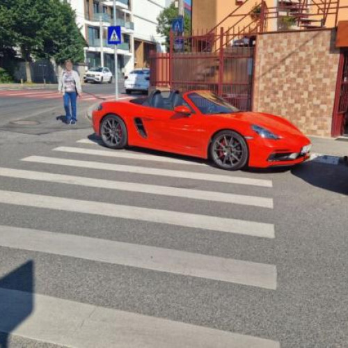 Cluj: un șofer a parcat pe trecerea de pietoni, mutând-o într-un loc de lux