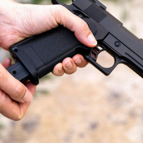 Tânăr de 17 ani, împușcat cu pistoale airsoft într-un parc din Ploiești