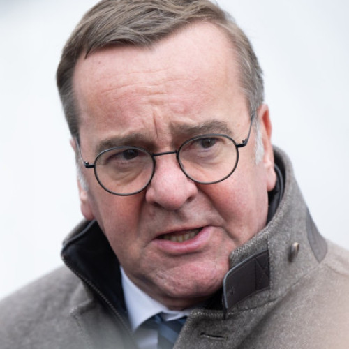 ministrul german al apărării, Boris Pistorius, în vizită la Kiev, a condamnat atacurile aeriene rusești asupra Ucrainei, descriindu-le ca fiind extrem de violente și amenințătoare. Potrivit lui Pistorius, modelul acestor atacuri arată că Moscova nu are niciun interes pentru o pace, ci continuă campania cu forță, vizând în special zone civile.