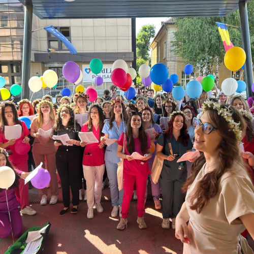 absolvenți ai facultății de medicină din sibiu au celebrat finalul studiilor prin serenade