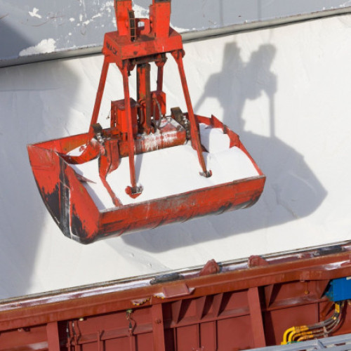 Consiliul Uniunii Europene a aprobat noi taxe vamale asupra produselor agricole și îngrășămintelor chimice importate din Rusia și Belarus, decizie care va intra în vigoare din 1 iulie. Potrivit digi24.ro, măsura prevede majorarea cu 50% a taxelor vamale pentru aceste produse, inclusiv zahăr, oțet, făină și furaje, care până acum nu erau supuse unor taxe suplimentare.