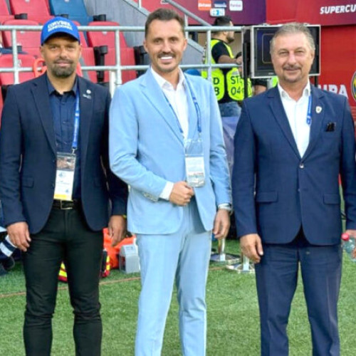 Bogdan Apostu, agent FIFA și impresar, a celebrat revenirea în Liga a doua după 11 ani pentru echipa Bistrița, pe care o gestionează prin intermediul firmei sale. În ultimii cinci ani, Apostu susține că a obținut patru promovări cu trei echipe diferite, precum și câteva trofee.