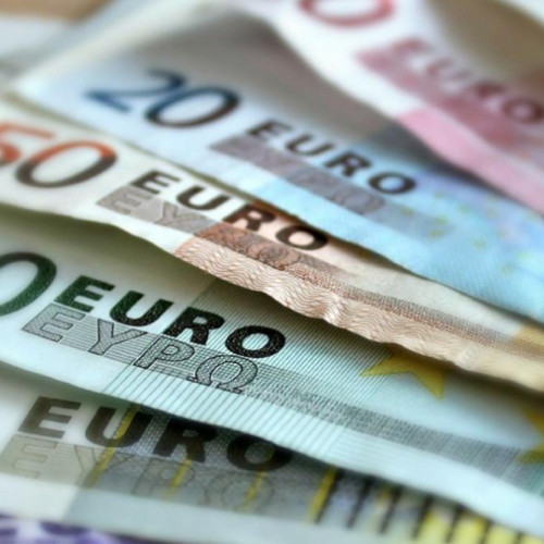 Cursul euro a coborât la 5,0251 lei, atingând cel mai redus nivel din ultima lună și jumătate, informează citeaza viata-libera.ro. Valoarea a fost înregistrată după ce, pe 6 mai, moneda europeană a trecut pentru prima dată pragul de 5 lei. Potrivit datelor din ziua de joi, media zilei a crescut ușor la 5,0291 lei, într-o sesiune în care tranzacțiile s-au realizat între 5,026 și 5,034 lei, valori similare cu cele de săptămâna trecută.