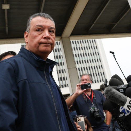 senatorul american Alex Padilla, scos dintr-o conferință de presă și incatusat de agenții de securitate, după o încercare de a pune o întrebare