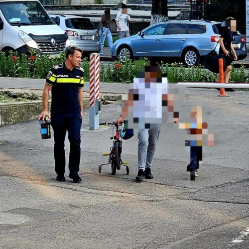 Un gest admirabil al unui polițist din Botoșani a dus la reunirea rapidă a unui copil pierdut cu familia sa