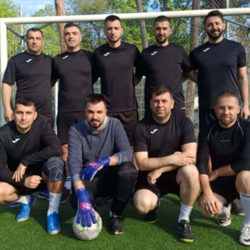 Polițiști din Alba au participat recent la un meci de fotbal pentru a-și testa colaborarea în echipă. Evenimentul a avut loc pe 12 iunie 2025 și a reunit polițiști din mai multe localități ale județului, precum Alba Iulia, Tâşeşti, Blaj, Cugir și Sebeș. Aceștia sunt convinși că o pregătire bună în domeniul fizic contribuie la forța unei echipe, iar fotbalul este un sport ideal pentru a înțelege munca în echipă și dinamica acesteia.
Notează portalul alba24.ro că, pe teren, polițiștii au demonstrat abilități bune de a anticipa mișcările adversarilor și de a reacționa rapid, fapt ce evidențiază spiritul de cooperare și pregătirea lor fizică. În plus, aceștia sunt pasionați de fotbal și pun accent pe un stil de viață activ și sănătos, conform declarațiilor făcute de organizatori.