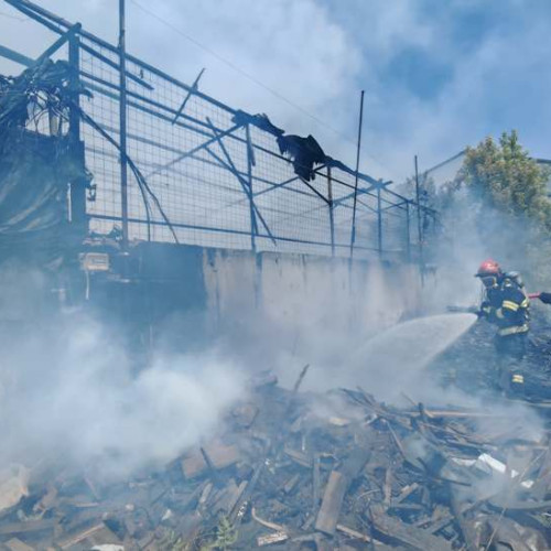 Incendiu la depozit de mase plastice în Sebeș