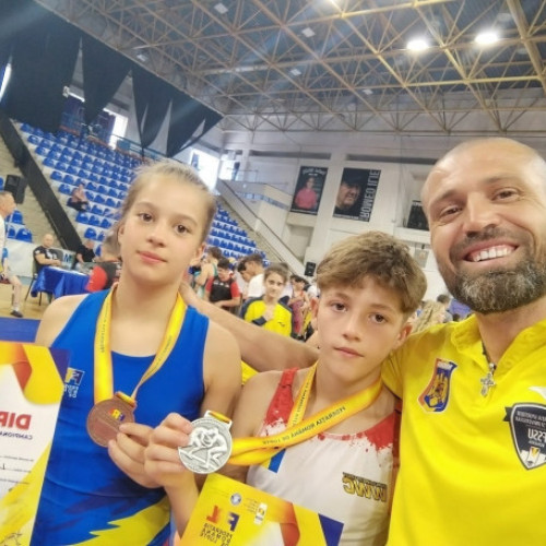 Orașul Buzău a fost gazda finalei Campionatului Național de lupte pentru categoria U13, desfășurată recent. La competiție au participat sportivi din toată țara, iar cei doi reprezentanți ai LPS Bihorul, Darius Romocea și Sara Dobrai, au obținut rezultate remarcabile.