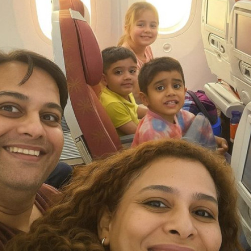 familie într-o fotografie virală după accidentul aviatic din India