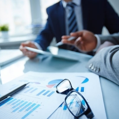 creștere a salariului mediu net în anumite sectoare, dar și scăderi în altele în aprilie 2025, potrivit statisticilor