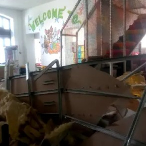 Administratorul unui loc de joacă din Botoșani, unde tavanul s-a prăbușit în timpul unei petreceri, a fost reținut de polițiști