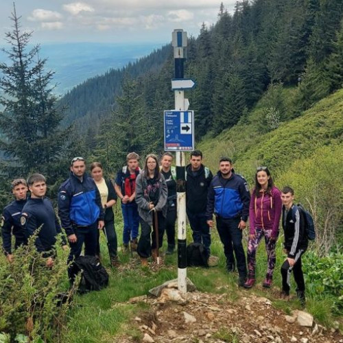 Elevii din Târgu Lăpuș au sărbătorit finalul anului școlar într-un mod diferit, alegând o drumeție în Munții Tibles. Conducerea școlii Gheorghe Pop de Băsești a susținut această inițiativă și a cerut sprijinul jandarmilor montani pentru a asigura siguranța elevilor pe traseu și pentru a le oferi sfaturi utile.