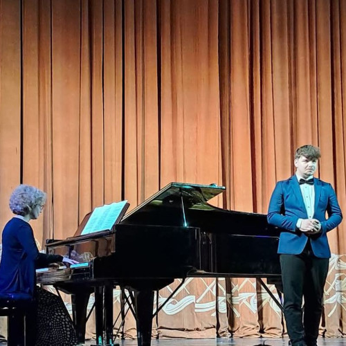 Mario Slavescu, tânăr tenor din Constanța, câștigător al premiilor la concursuri naționale, își face tot mai mult loc în scena muzicii clasice din România