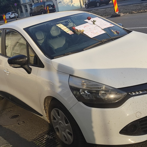 O iubită a lăsat un mesaj dramatic pe mașina fostului iubit în Arad