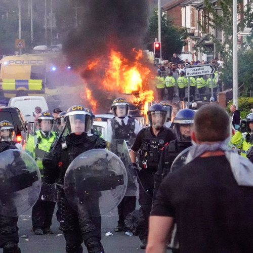 Tensiuni și incidente violente în Irlanda de Nord, românii, ținta acțiunilor