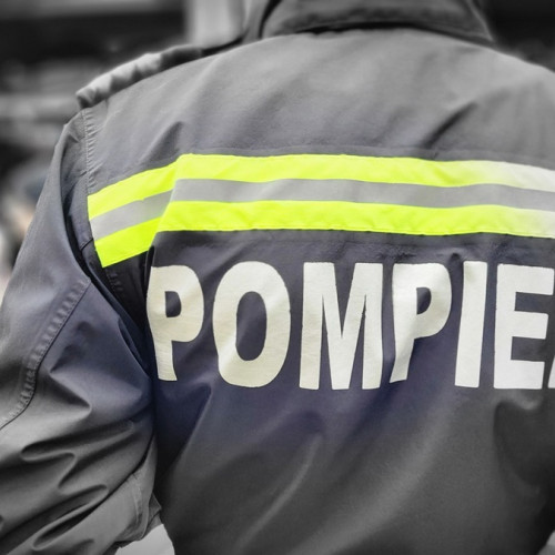 Explozie într-un apartament din Cernavodă. Proprietarul, un bărbat de 82 de ani, a fost rănit