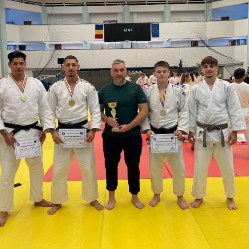 David Fodor, student la Facultatea de Educație Fizică și Sport, an III - specializarea Sport și Performanță Motrică, a câștigat medalia de aur la categoria - 90 kg la Campionatul Național Universitar de Judo, devenind campion național. Potrivit ziarulamprenta.ro, rezultate bune au avut și Alexandru Tănase, student la aceeași facultate, anul I - specializarea Educație Fizică și Sportivă, care a fost vicecampion național la categoria - 81 kg, și Dennis Stoica, student la Drept și Științe Administrative, anul II, care a urcat pe podium la categoria +100 kg.