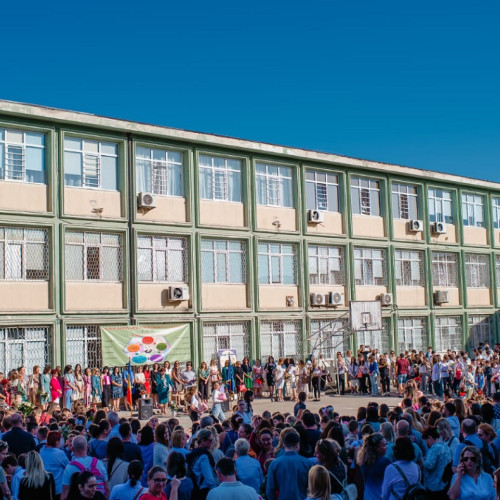 Programul Evaluării Naționale 2025, care include probele de Limba română și Matematică, va avea loc între 23 și 27 iunie. La Limba română, elevii vor susține examenul pe 23 iunie, iar pentru Matematică, testul se va desfășura pe 25 iunie. Conform site-ului ziarulamprenta.ro, rezultatele inițiale vor fi afișate pe 3 iulie.