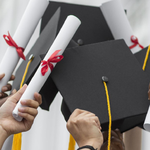 Titlul: tineri pregătesc probele scrise ale bacalaureatului 2025 după festivitatea de absolvire