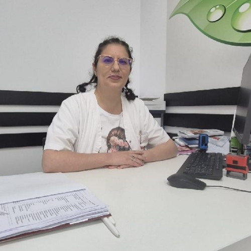specializarea și experiența unei dermatologe dedicate sanatatii pielii și prevenirii cancerului cutanat