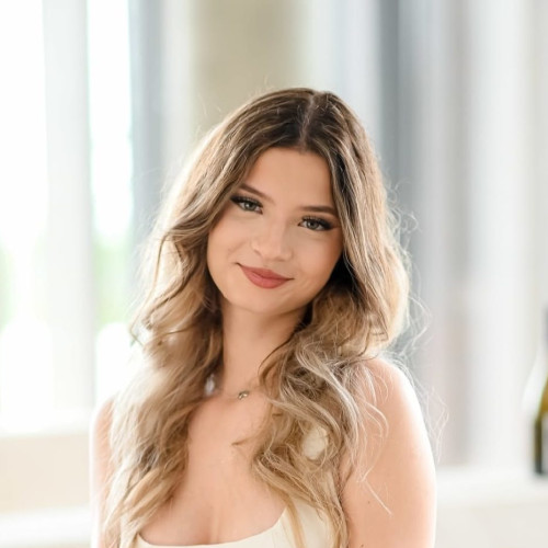 o tânără din constanța vorbește despre experiența sa de voluntariat în învățământ